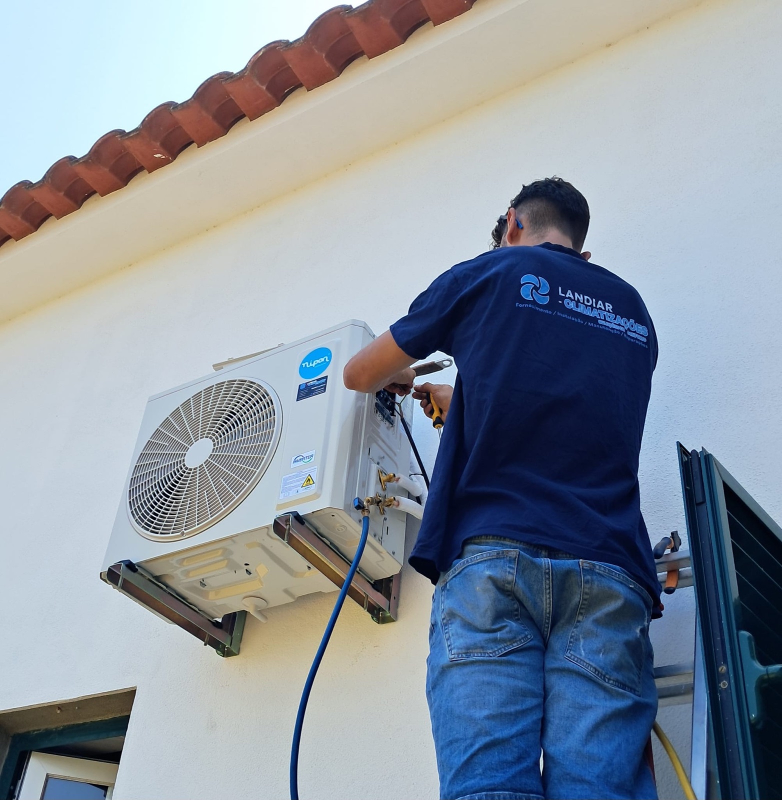 LandiAR technician installing an outdoor air-conditioning unit